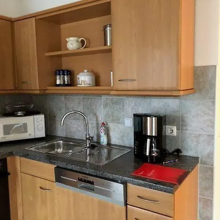 Haus-olymp-apartement-01-kuehlungsborn-nur-50-m-bis-zum-strand-ca-50-m2-2-raeume-sehr-gepflegt דירה