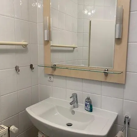 Haus-olymp-apartement-01-kuehlungsborn-nur-50-m-bis-zum-strand-ca-50-m2-2-raeume-sehr-gepflegt Appartement *